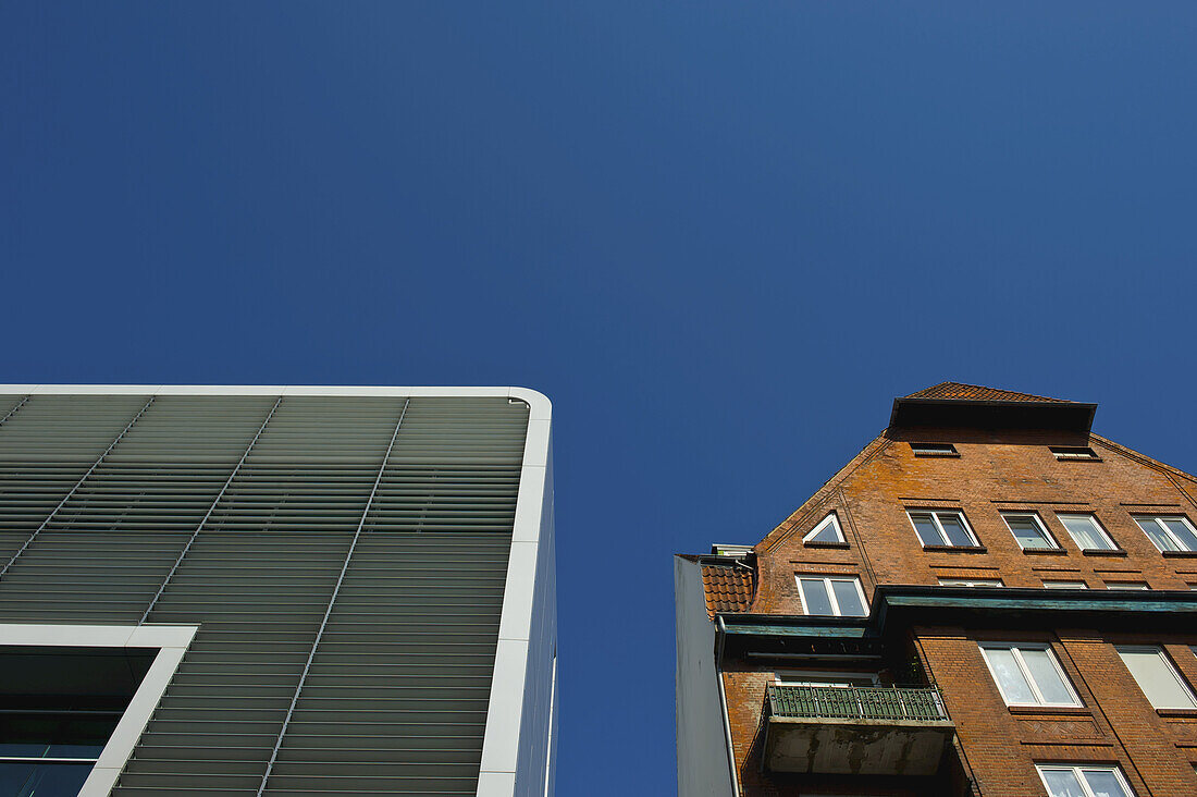 Niedriger Blickwinkel auf zwei Gebäude mit kontrastreicher Architektur; Hamburg, Deutschland