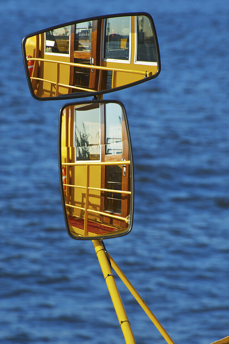 Reflektion im Spiegel der Bordwand eines Bootes im Wasser; Hamburg, Deutschland