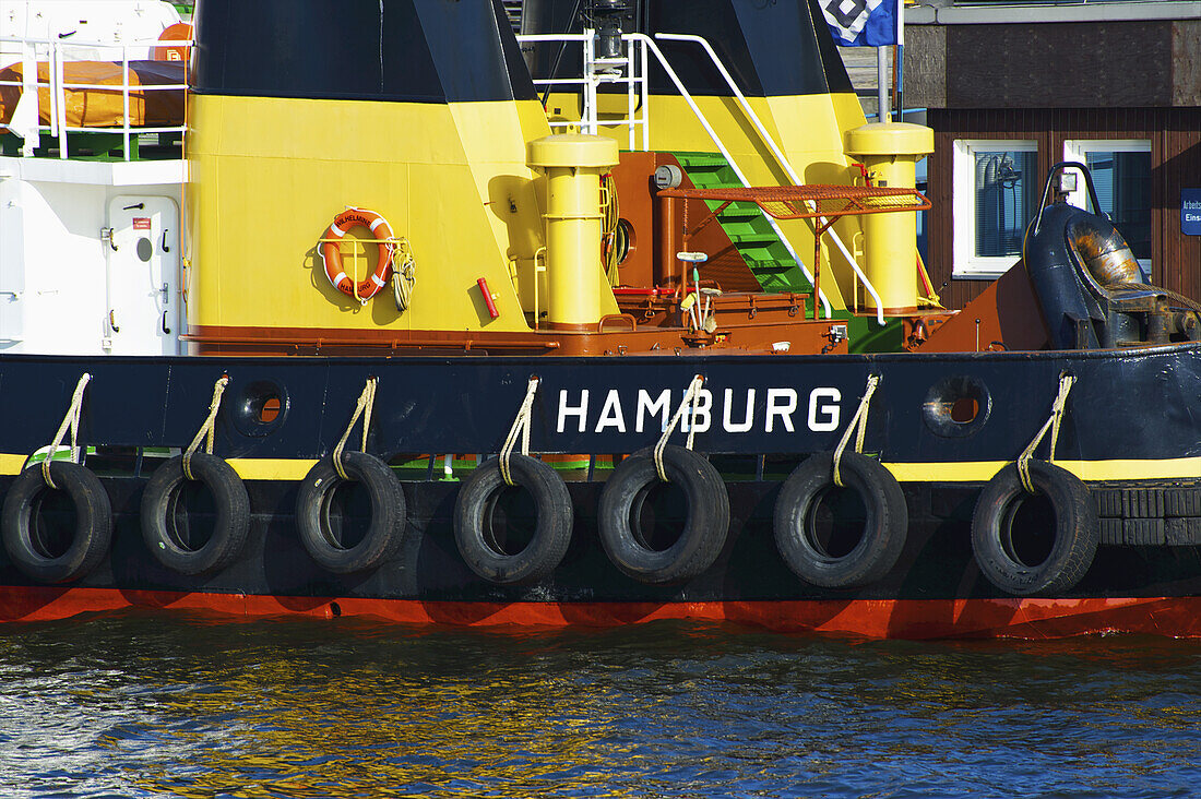 Ein Boot mit Gummireifen an der Seite; Hamburg, Deutschland