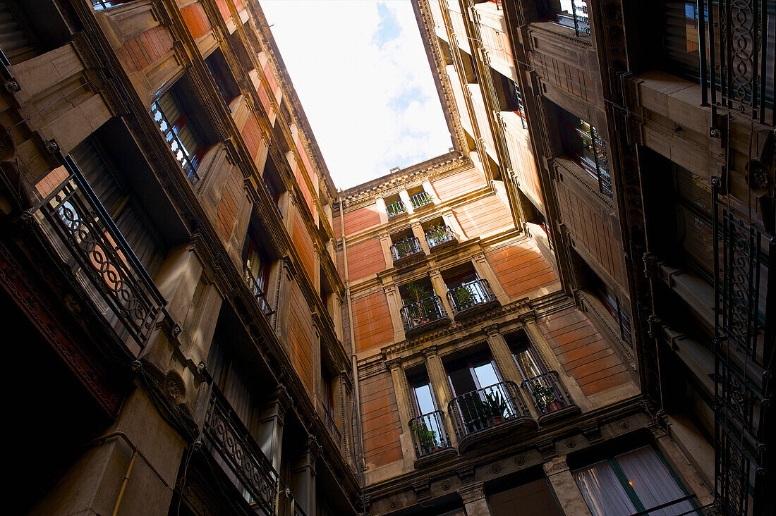 Niedriger Blickwinkel auf ein Wohngebäude mit Balkonen; Barcelona, Spanien