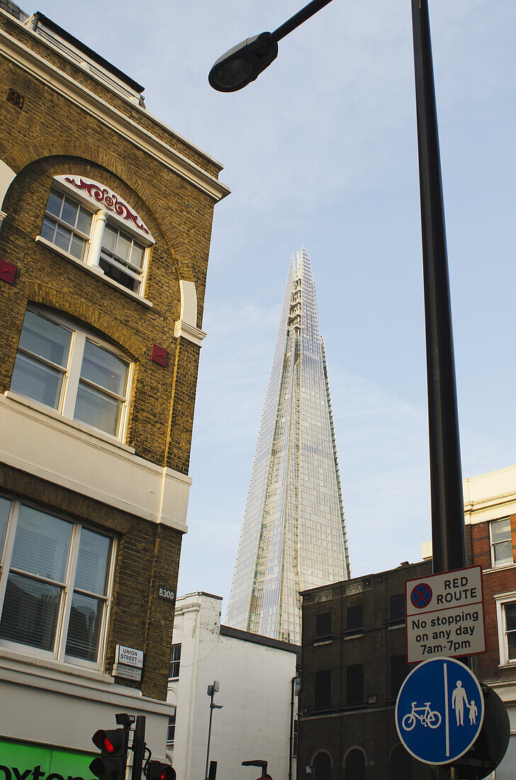Blick auf den Shard-Wolkenkratzer von der Union Street Se1; London, England.