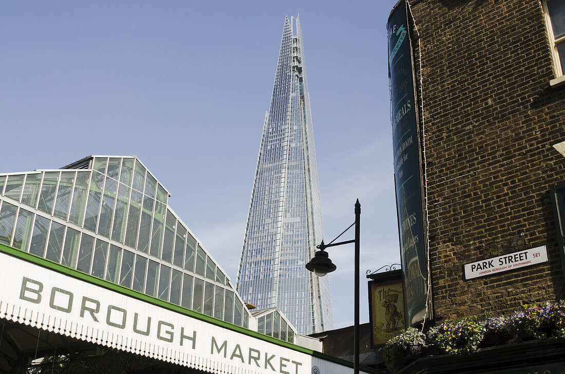 Blick auf den Borough Market und die Shard von der Park Street; London, England.