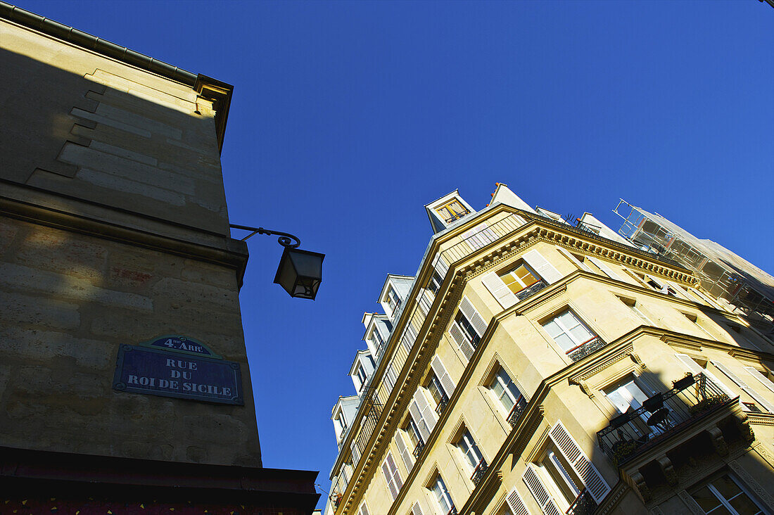 Wohngebäude und blauer Himmel im Marais-Viertel; Paris, Frankreich.