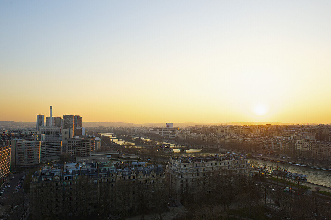 Paris und die Seine bei Sonnenuntergang; Paris, Frankreich