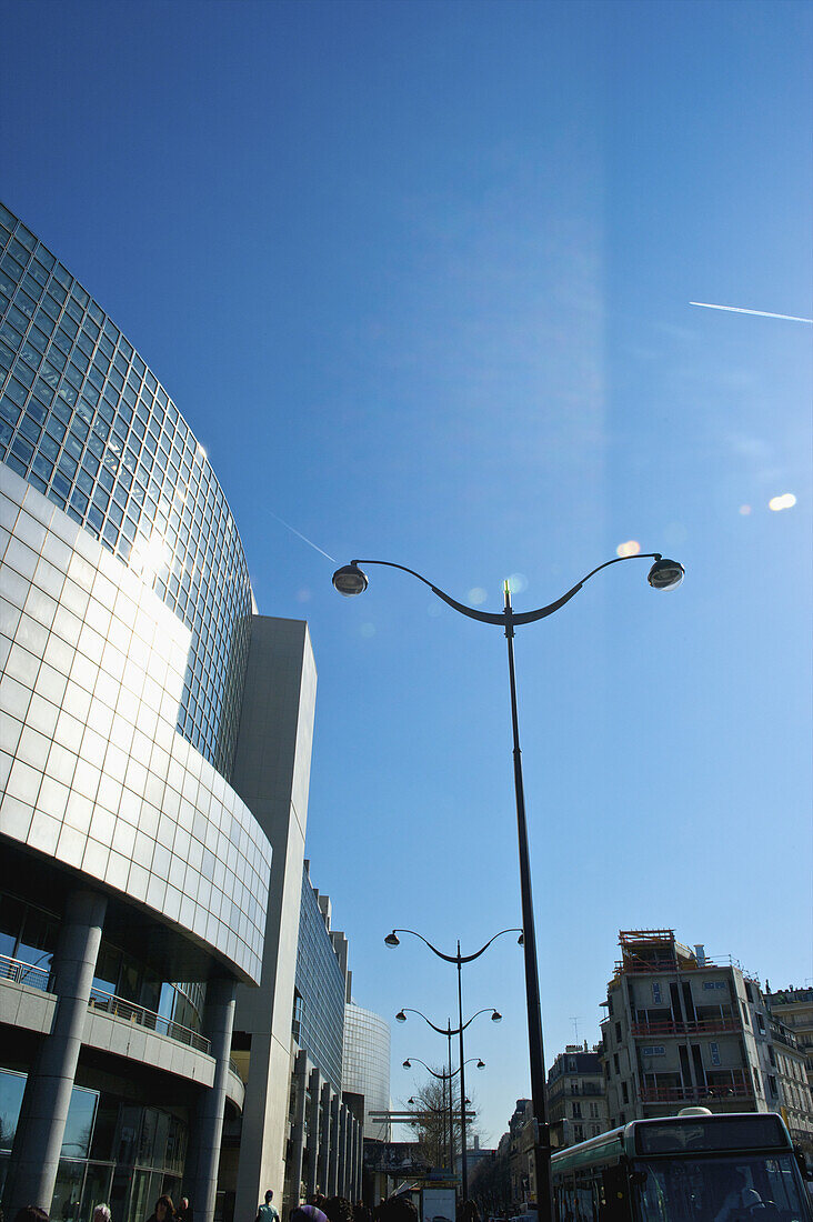 Ein modernes Gebäude mit blauem Himmel und Sonnenlicht; Paris, Frankreich