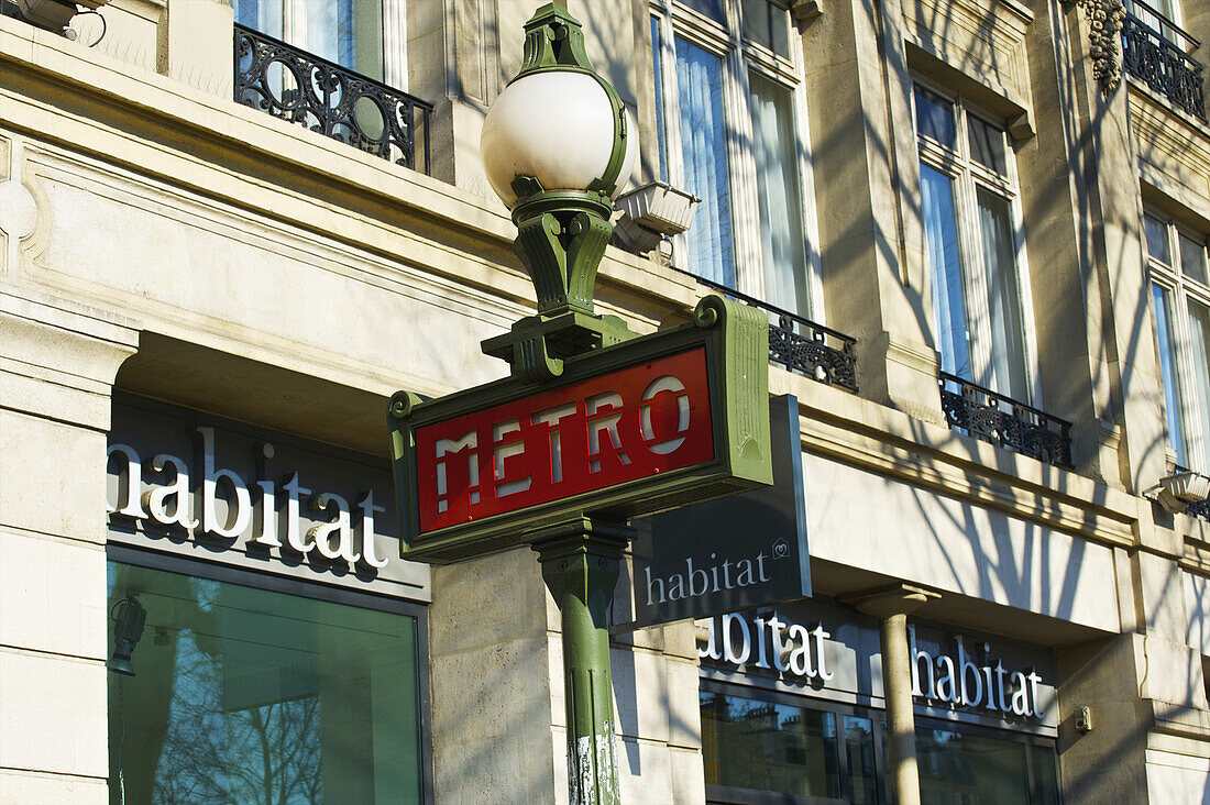 Ein Schild für die Metro vor einem Geschäftsgebäude; Paris, Frankreich.