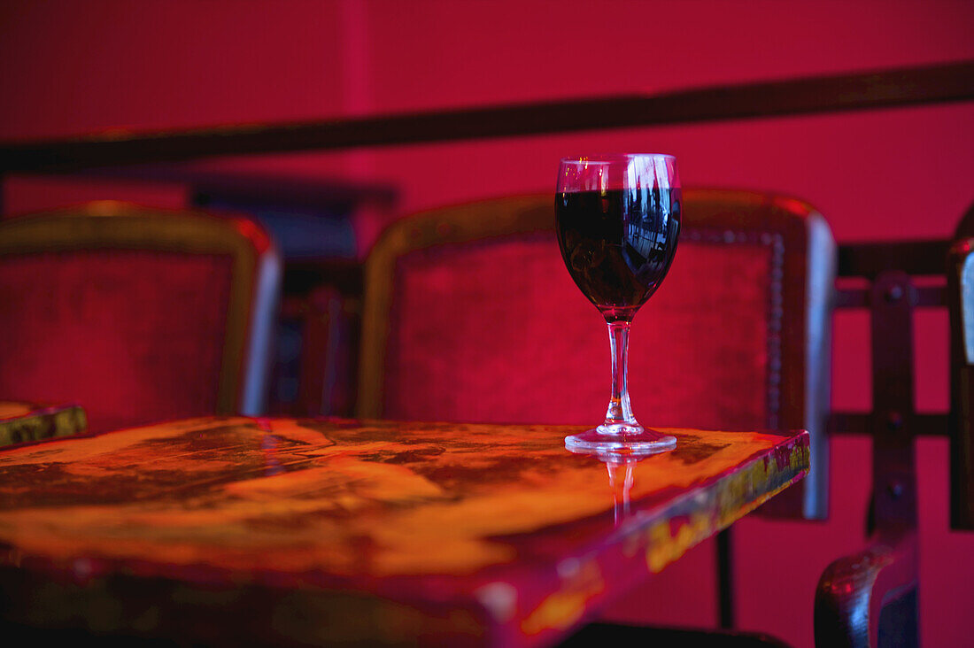 Ein Glas Rotwein auf einem Restauranttisch; Paris, Frankreich