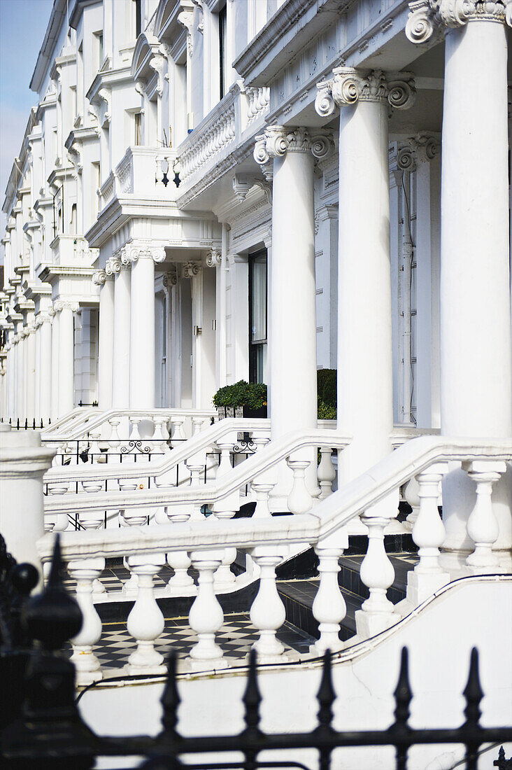Ein verziertes weißes Gebäude mit Geländern und Säulen, Kensington; London, England