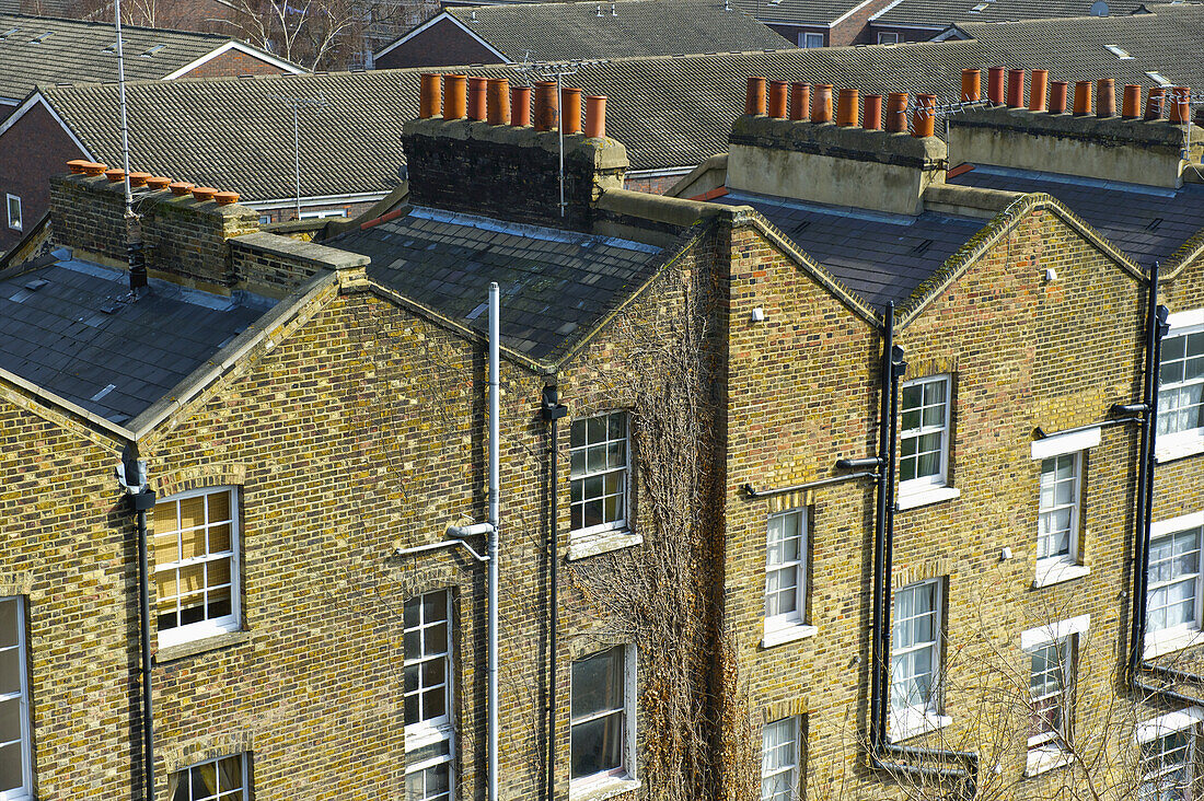 Backstein-Wohngebäude mit Schornsteinen, Shoreditch; London, England