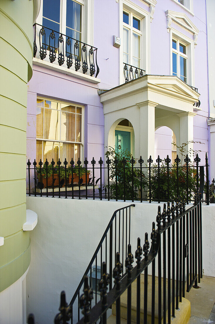 Ein violettes Wohnhaus mit weißer Zierleiste, Primrose Hill; London, England.
