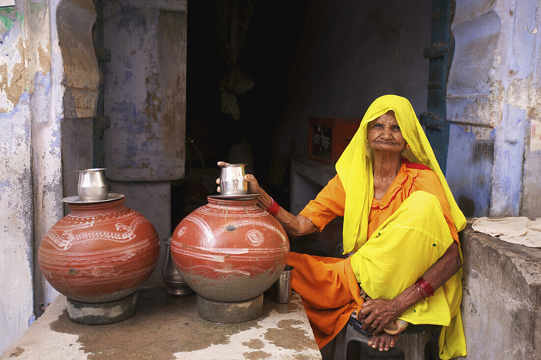 Wasserverkäufer im ländlichen Rajasthan auf einem Dorfbasar; Rajasthan, Indien