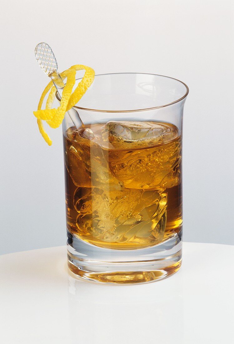 Ein Glas Rusty nail (Drink Whisky, Drambuie & Eiswürfeln)