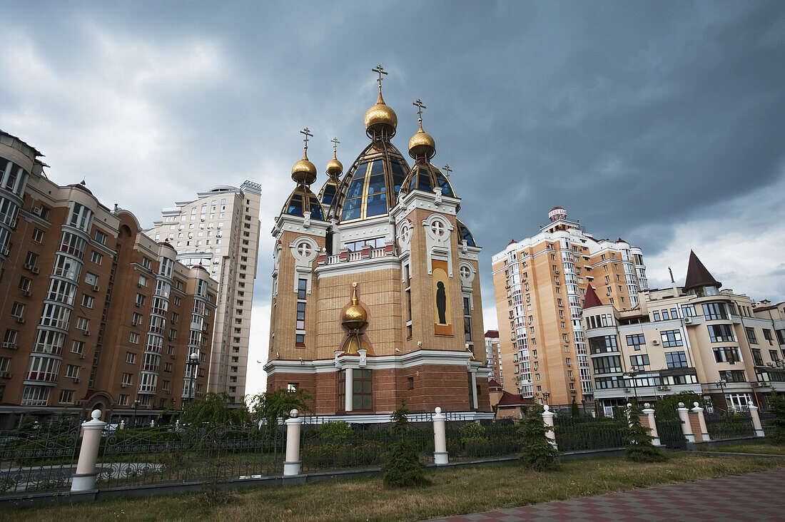 Kirche mit verziertem Dach, umgeben von Wohngebäuden; Kiew, Ukraine