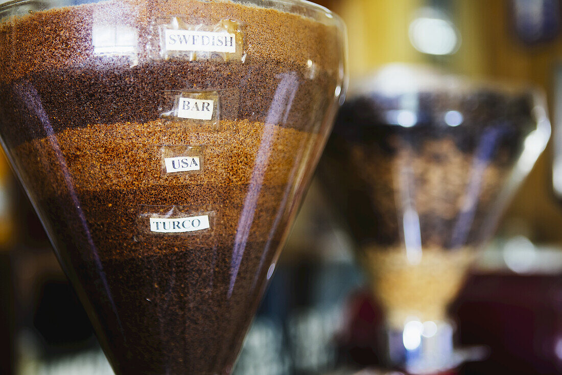 Verschiedene Kaffeesorten im Tomoca-Kaffeehaus; Addis Abeba, Äthiopien