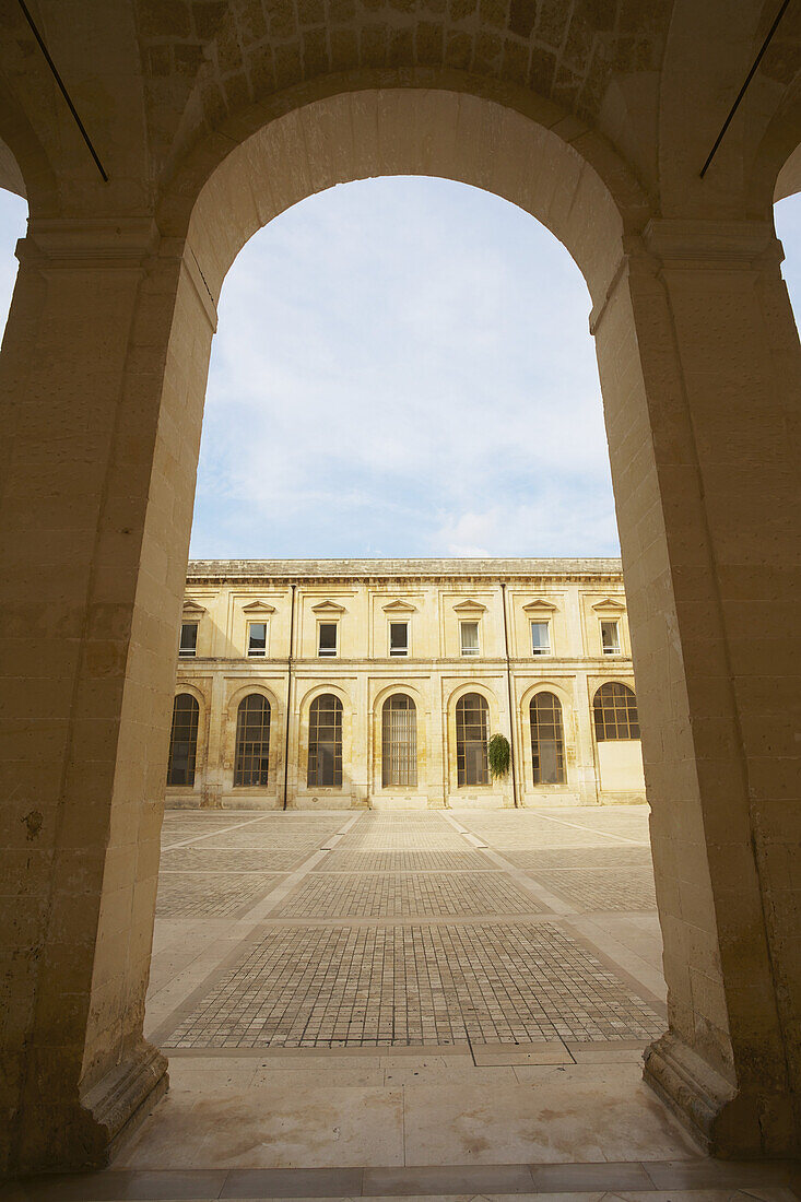 Ein gewölbter Gang in der Altstadt von Lecce; Salento, Italien