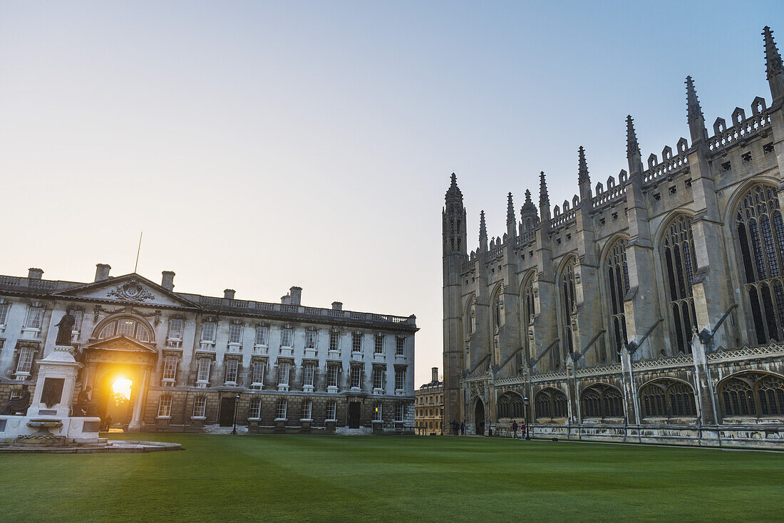 Gibbs Building und Kapelle des Kings College in der Abenddämmerung; Cambridge, Cambridgeshire, England