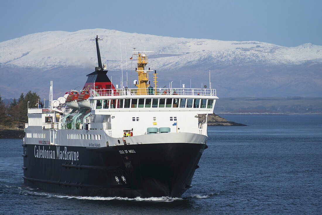 Caledonian Macbrayne Fähre bei der Einfahrt in den Hafen von Oban im Winter; Oban, Argyll und Bute, Schottland