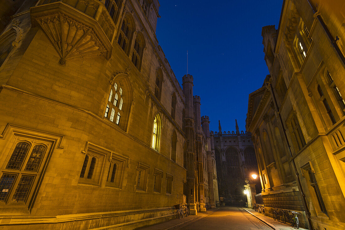 Blick vorbei am Clare College und dem Gebäude auf dem alten Schulgelände zur Kapelle des Kings College; Cambridge, Cambridgeshire, England.