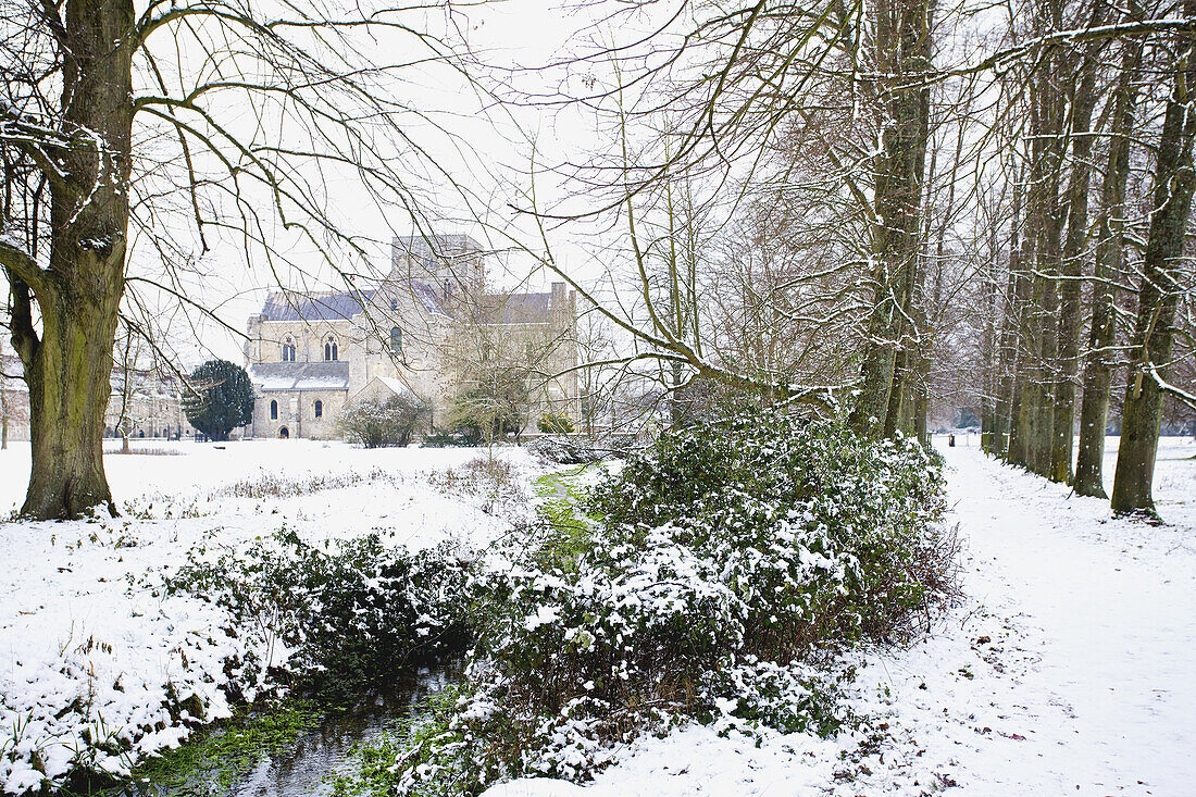 Heilig-Kreuz-Kirche im Schnee; Winchester, Hampshire, England ?33? St. Cross Church In The Snow; Winchester, Hampshire, England