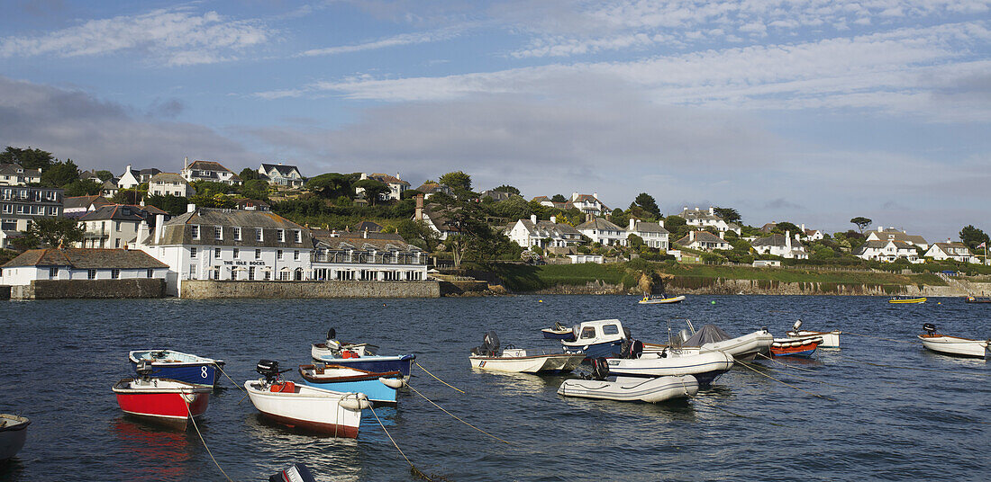 Boote im Hafen vertäut; St. Mawes, Cornwall, England