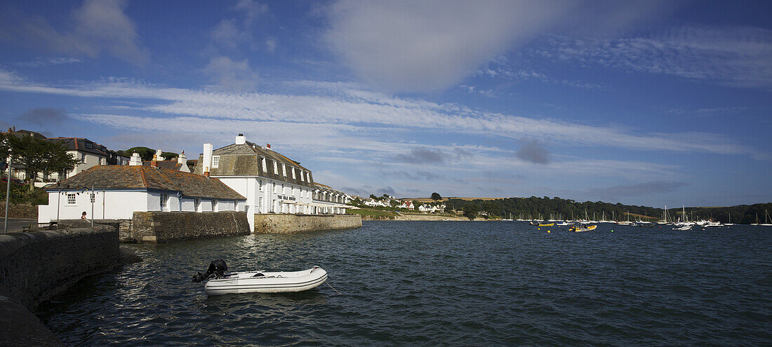 Boote im Hafen; St. Mawes, Cornwall, England