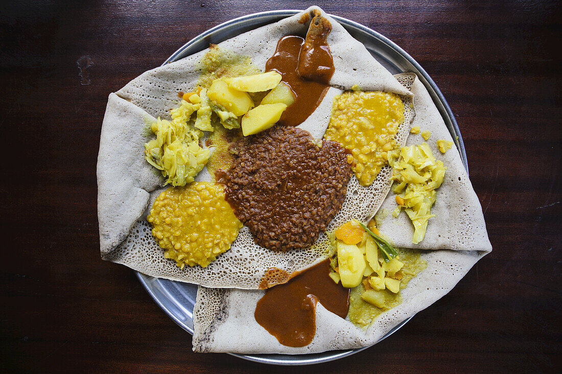 Injera, traditionelles äthiopisches Essen, mit vegetarischem Fasten-Wat; Äthiopien
