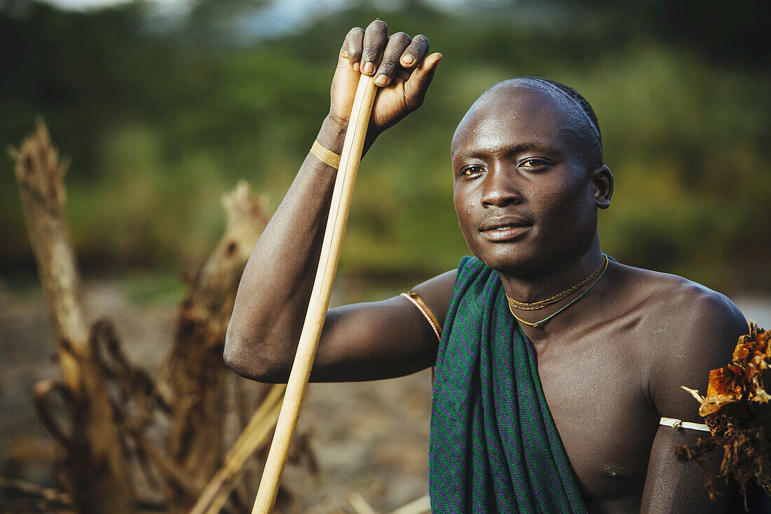 Junger Suri (Surma) Mann im Dorf Kibish, Omo-Region, Südwest-Äthiopien; Kibish, Äthiopien