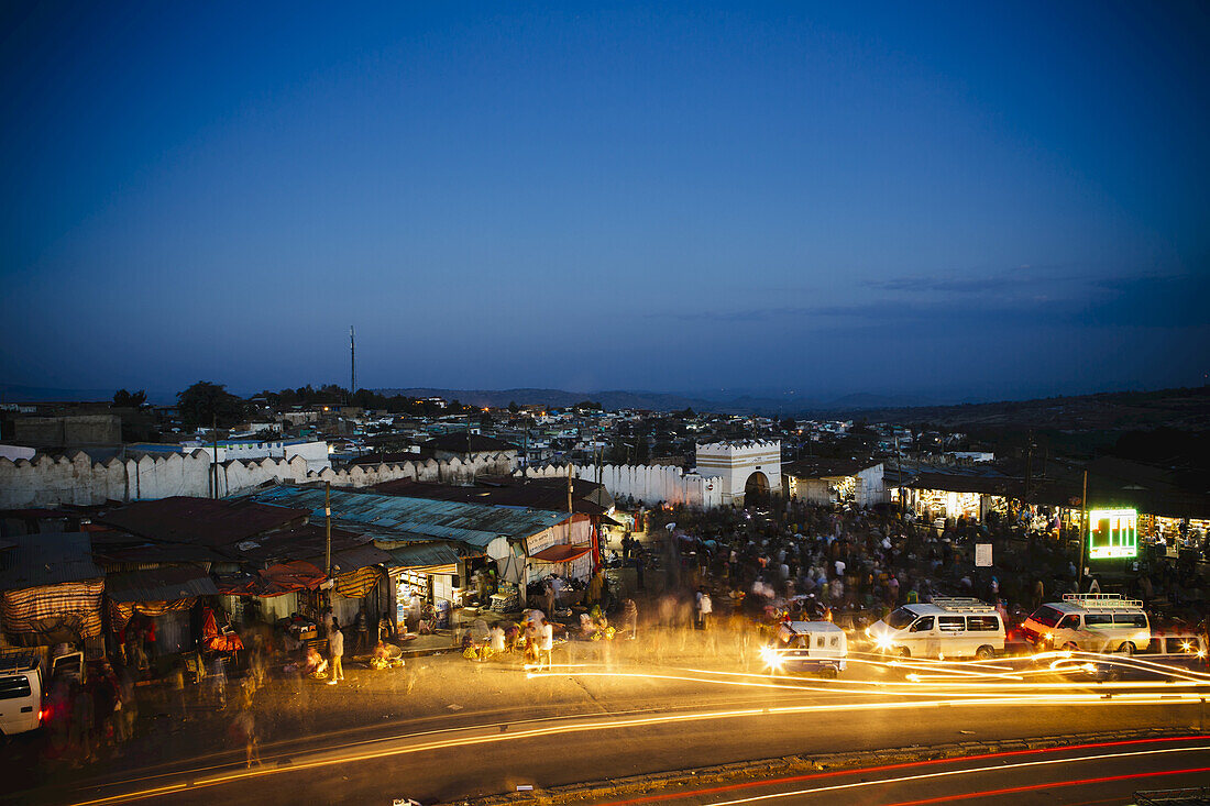 Abendszene rund um das Haupttor der alten Stadt Harar in Ostäthiopien; Harar, Äthiopien