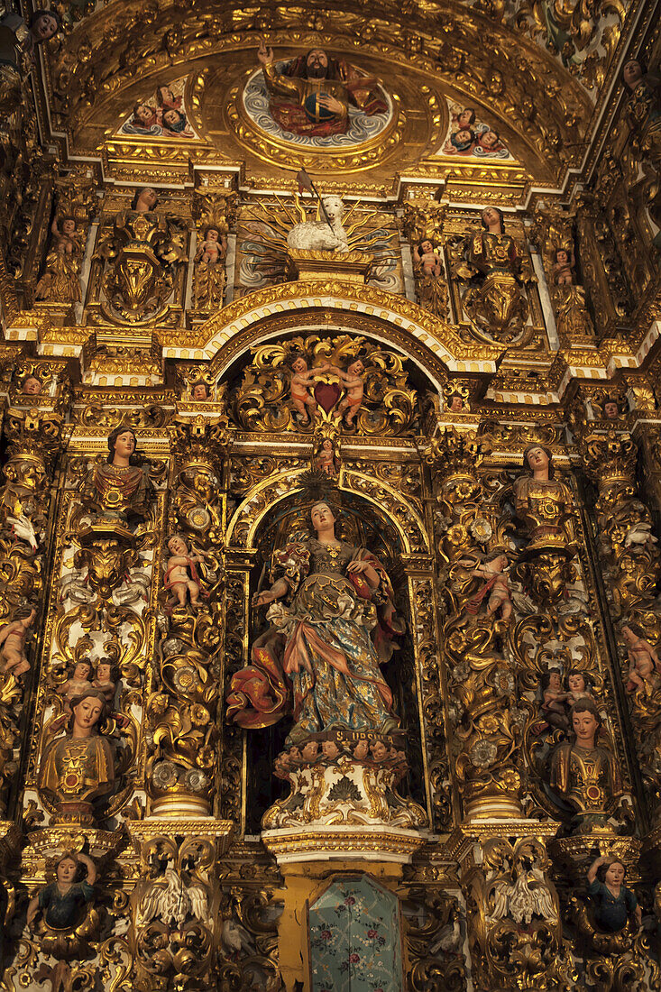 Ein kunstvoller Barockaltar für die Heilige Ursula in der Kirche San Francisco; Salvador, Bahia, Brasilien.
