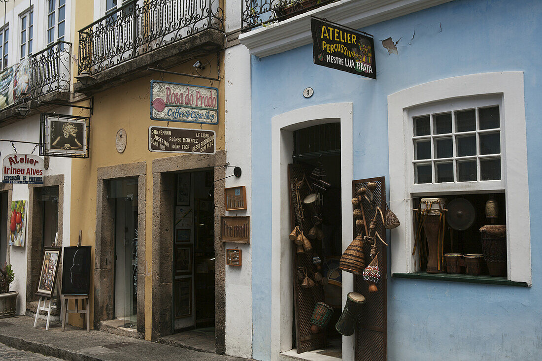 Geschäfte, die Musikinstrumente, Kunsthandwerk, Kaffee und Zigarren im Pelourinho-Viertel verkaufen; Salvador, Bahia, Brasilien