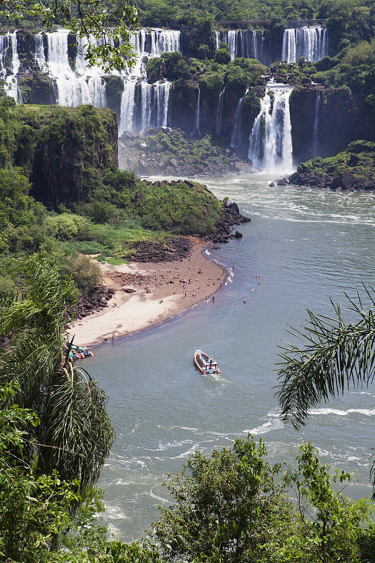 Ein Schlauchboot bringt Touristen zu den Wasserfällen auf der brasilianischen Seite des Flusses im Iguacu-Nationalpark; Brasilien