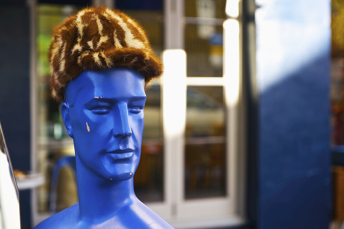 Pelzmütze auf einer blauen Schaufensterpuppe, Portobello Market; London, England