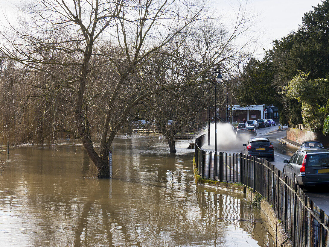 Hochwasser, das auf die Straße spritzt; Cobham, Surrey, England