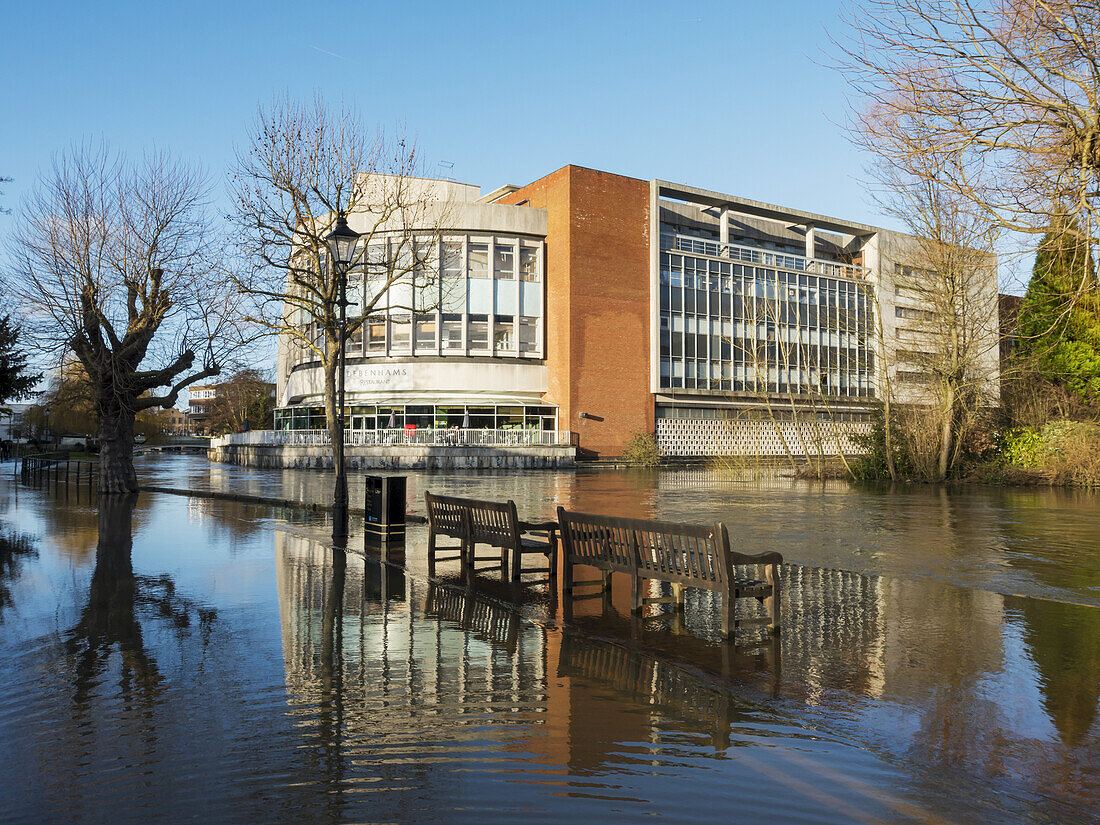Fluss Wey überflutet; Guildford, Surrey, England