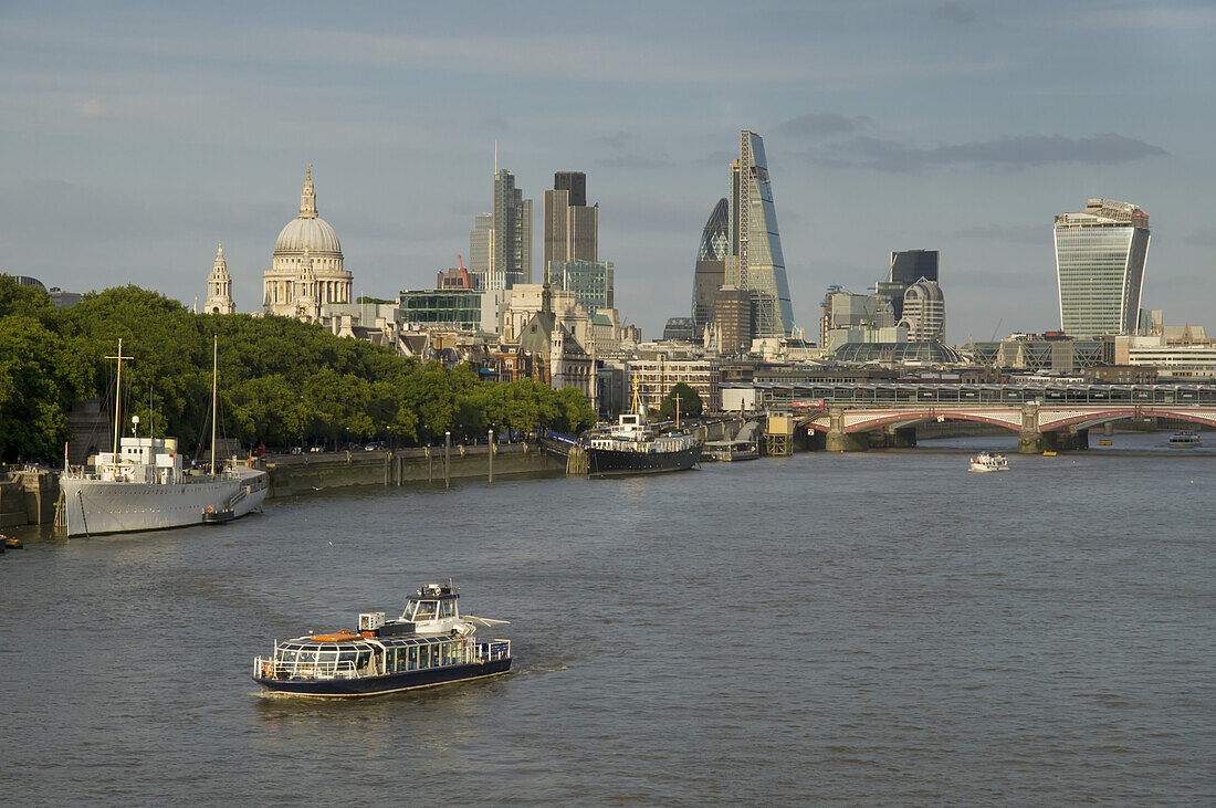 Stadtbild über der Waterloo-Brücke; London, England