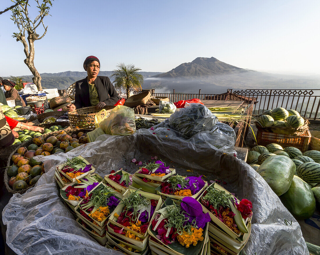 Blumenverkäuferin auf dem Morgenmarkt, Kintamani, Bali, Indonesien