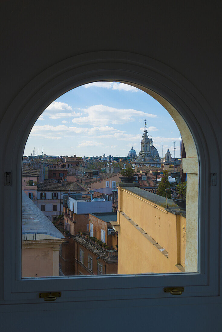 Blick auf Rom durch ein Fenster des Petersdoms; Rom, Latium, Italien.