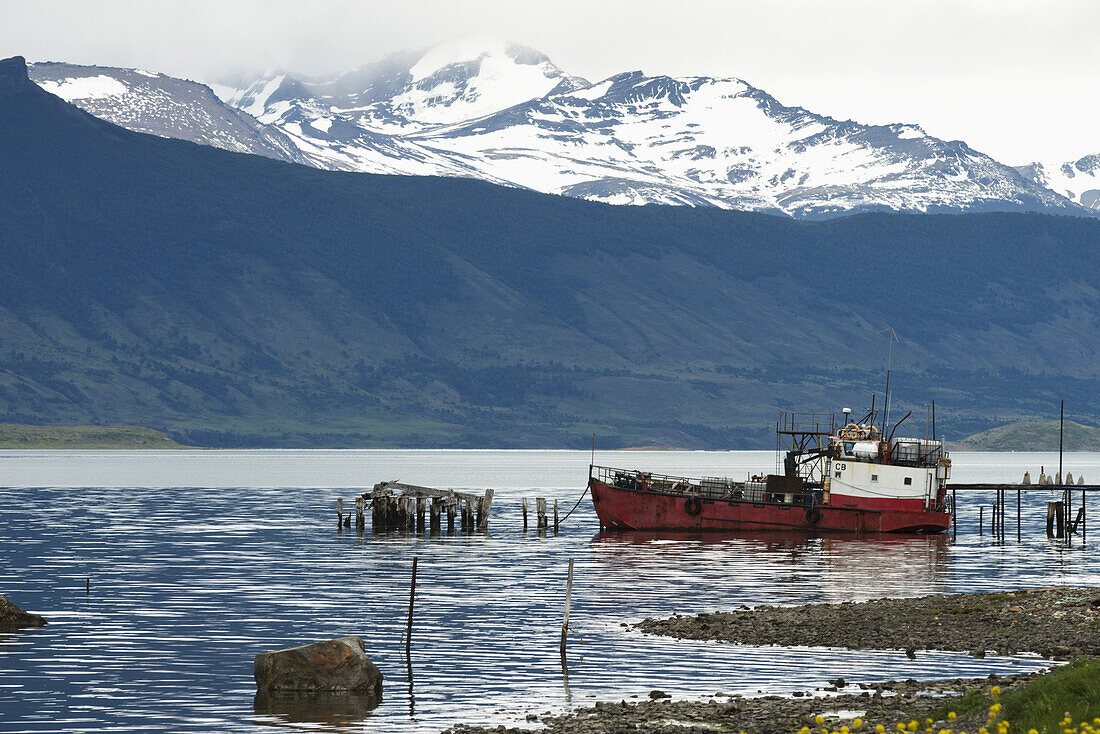 Ein Fischerboot im Hafen; Puerto Natales, Magallanes und Antartica Chilena Region, Chile