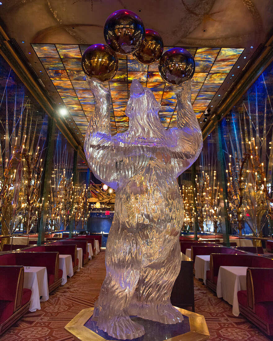 Skulptur eines Eisbären in einem Restaurant mit Blick auf die Stadt; New York City, New York, Vereinigte Staaten von Amerika