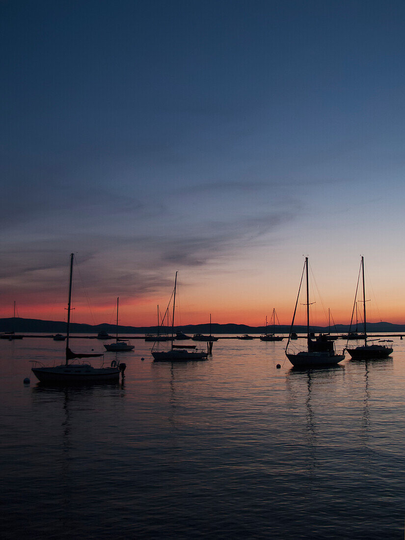 Segelboote auf dem Lake Champlain bei Sonnenuntergang; Burlington, Vermont, Vereinigte Staaten Von Amerika