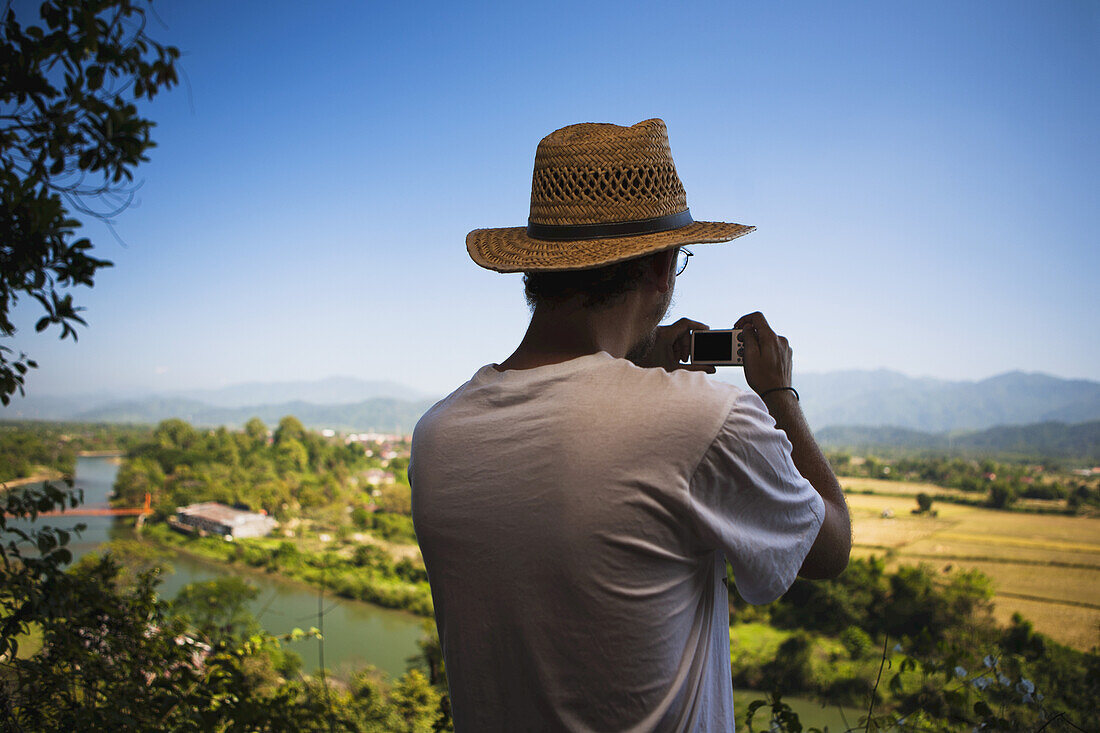 Ein Mann betrachtet die Landschaft; Vang Vieng, Laos