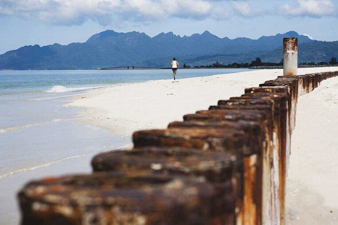 Ein Läufer am Cenang-Strand; Langkawi, Malaysia