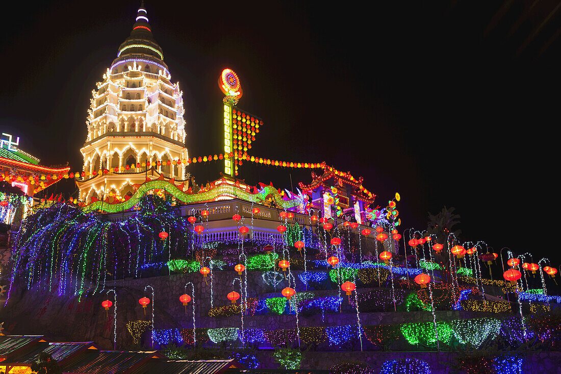 Die fantastische Beleuchtung des Kek Lok Si Tempels; Penang, Malaysia