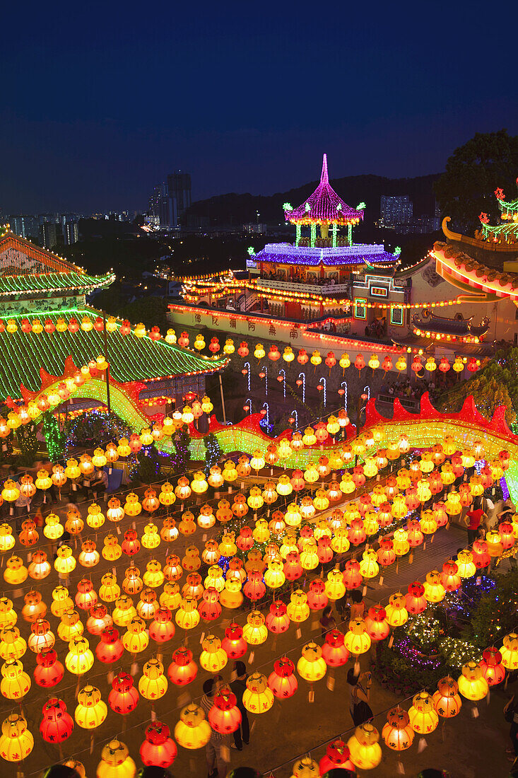 Die fantastische Beleuchtung des Kek Lok Si Tempels; Penang, Malaysia