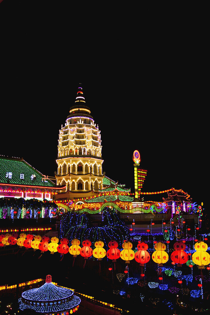 Die fantastische Beleuchtung des Kek Lok Si Tempels; Penang, Malaysia