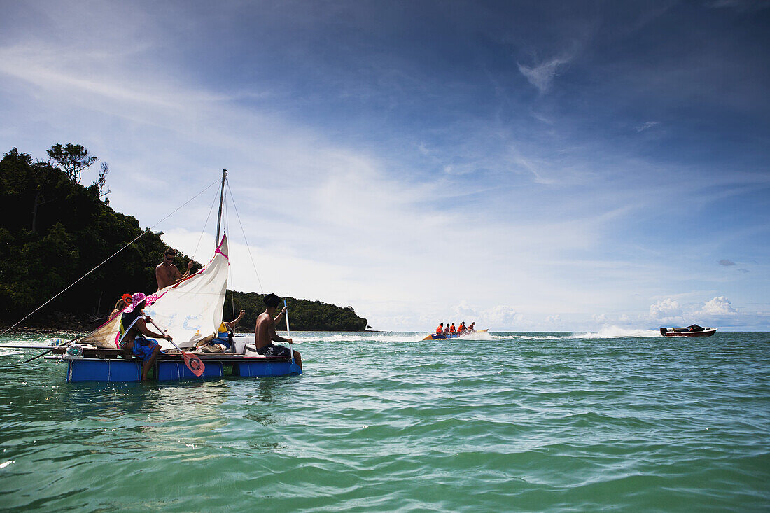 Eine Gruppe von Rucksacktouristen beschließt, ihr eigenes Floß zu bauen und versucht, von Langkawi, Malaysia, nach Ko Lipe, Thailand, zu flößen; Cenang, Langkawi, Malaysia
