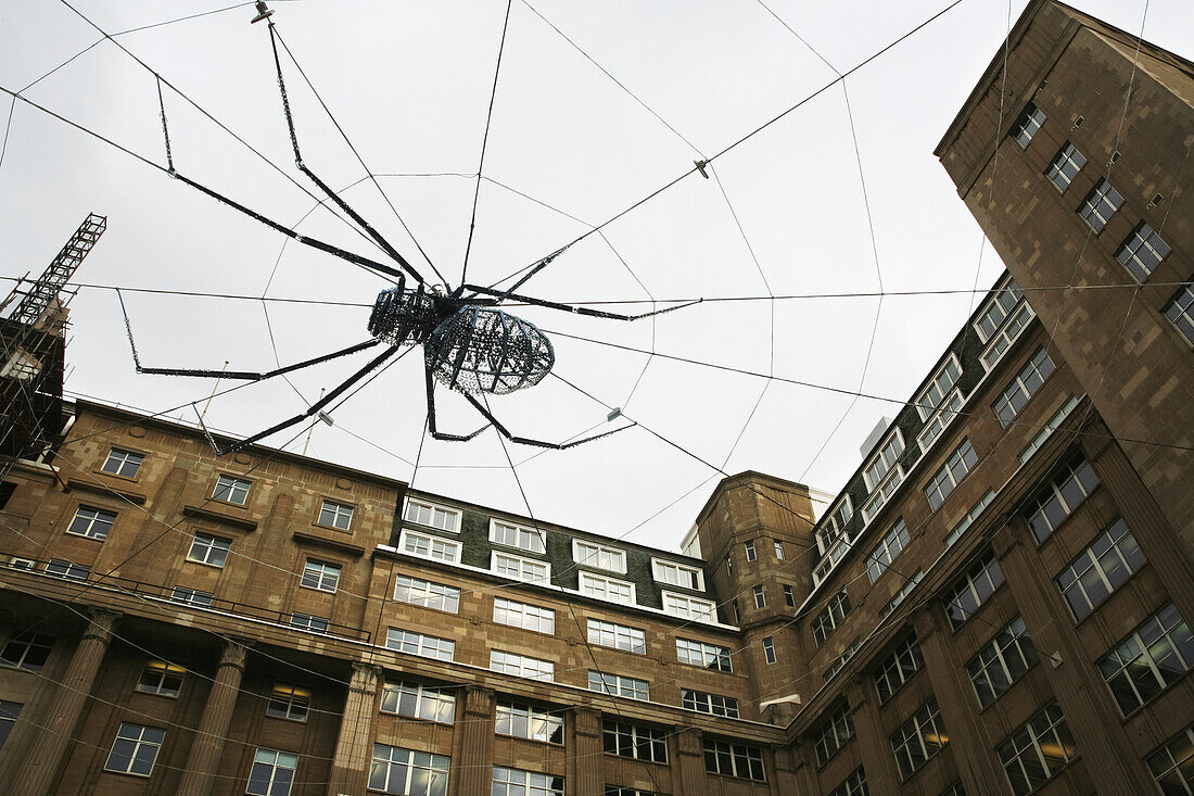 Eine riesige Spinne in der Mitte eines Netzes aus Stahlkabeln auf der Biennale, Großbritanniens größtem Festival für zeitgenössische visuelle Kunst; Liverpool, England.