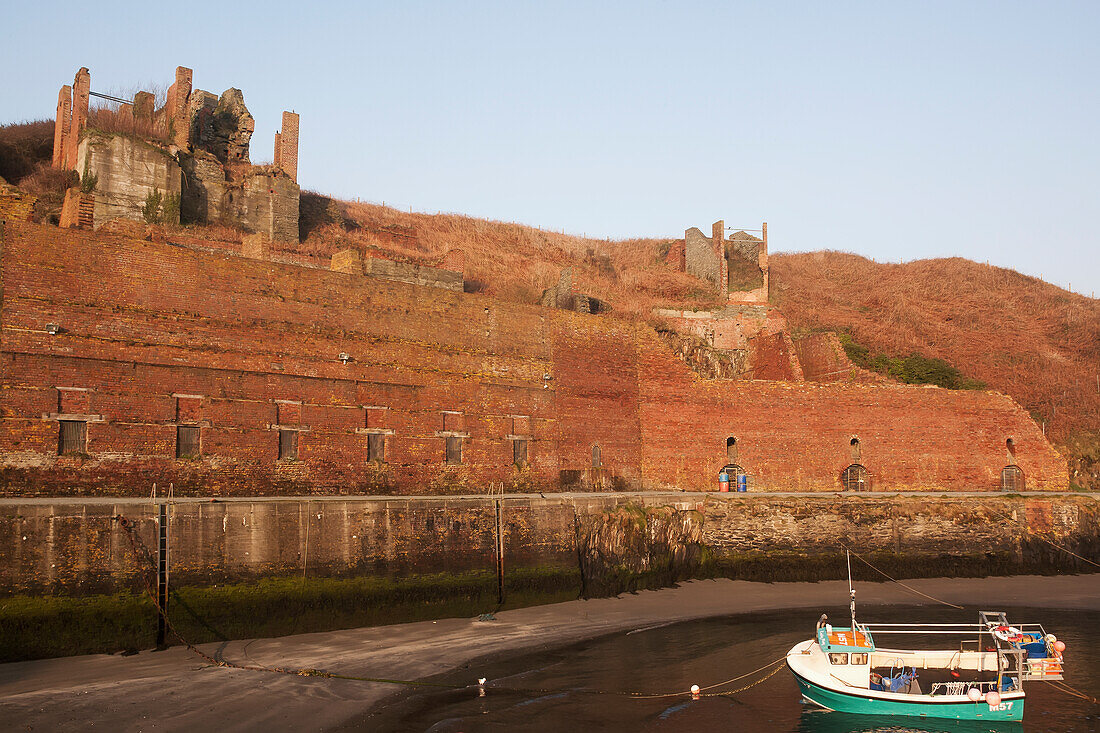 Der Hafen von Porthgain, der einen Reichtum an historischen Relikten aus seiner Zeit als Industriehafen aufweist; Pembrokeshire, Wales