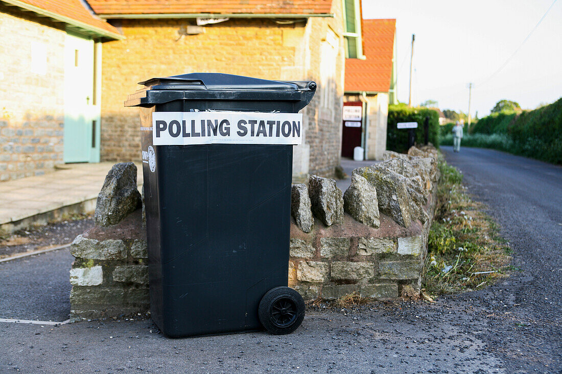 Vorübergehendes Wahllokal für die Gemeindewahlen des Bezirksrats von South Somerset in St. Margaret's, Horsington Village Hall mit einem Schild auf einem Mülleimer; Horsington, South Somerset, England.