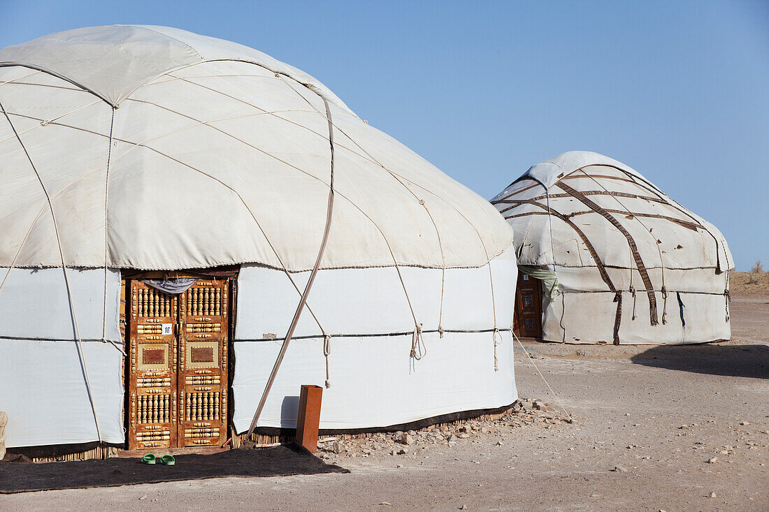 Jurtenlager bei der Festung Ayaz Kala, in der Nähe von Chiwa, Kizilkum-Wüste; Region Khwarezm, Usbekistan.